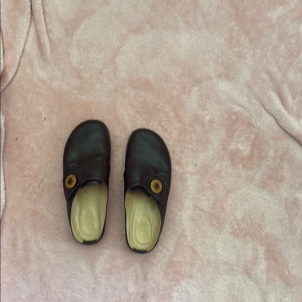 Halflinger leather wood button mule clog